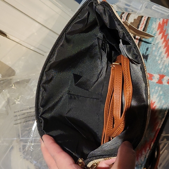 CROSS THAT BODY Crossbody Bag - Picture 7 of 8